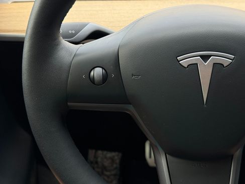 Used 2021 Tesla Model Y Long Range AWD/4WD image 18
