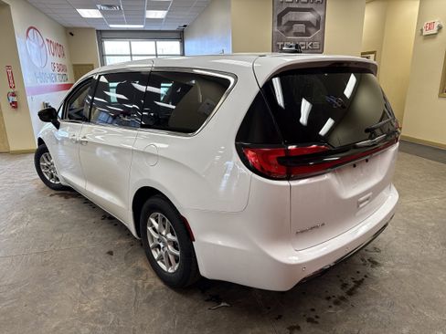 Used 2024 Chrysler Pacifica Touring-L image 7