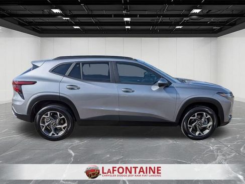 Used 2025 Chevrolet Trax LT FWD image 6