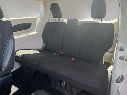 Used 2022 Chrysler Voyager LX FWD image 15