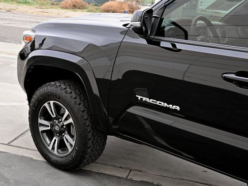 Used 2016 Toyota Tacoma TRD Sport image 26