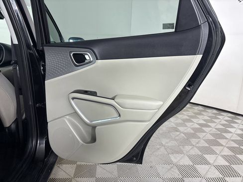Used 2025 Kia Soul LX w/ LX Technology Package FWD image 25
