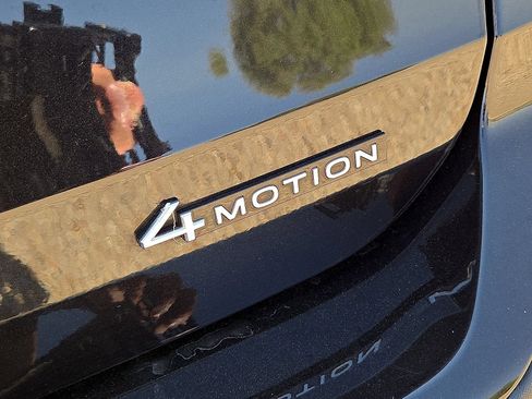 Used 2025 Volkswagen Taos SE AWD/4WD image 13