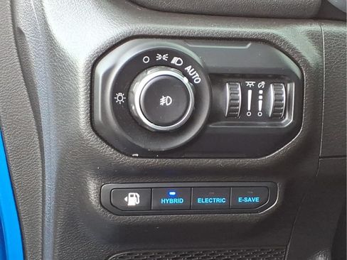 Used 2022 Jeep Wrangler Unlimited Sahara w/ Cold Weather Group AWD/4WD image 13