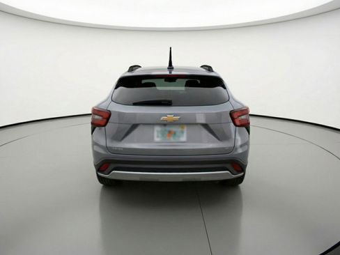 Used 2025 Chevrolet Trax LT w/ LT Convenience Package image 7