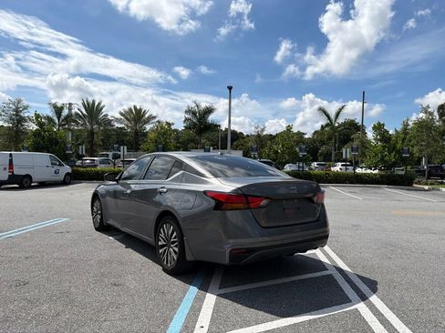 Used 2024 Nissan Altima 2.5 SV FWD image 7