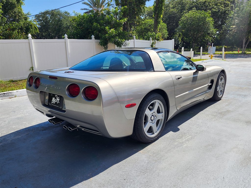 Used 1998 Chevrolet Corvette Coupe w/ Memory Pkg RWD image 16