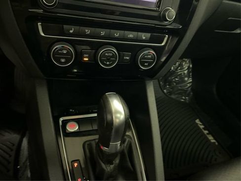 Used 2017 Volkswagen Jetta SEL FWD image 33