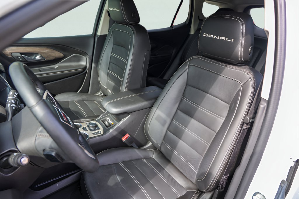 Used 2024 GMC Terrain Denali w/ Denali Premium Package AWD/4WD image 9