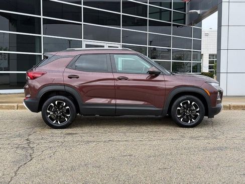 Used 2022 Chevrolet TrailBlazer LT w/ Convenience Package FWD image 2