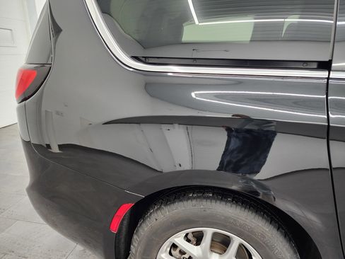 Used 2024 Chrysler Pacifica Touring-L image 24