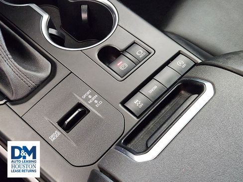 Used 2022 Toyota Highlander XLE image 27