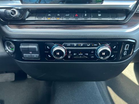 Used 2025 GMC Sierra 1500 SLT AWD/4WD image 16