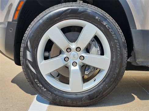 Used 2023 Land Rover Defender 110 SE image 10