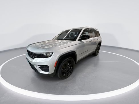 Used 2024 Jeep Grand Cherokee Altitude image 4