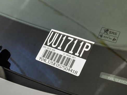 Certified 2025 Volvo XC40 B5 Plus image 32