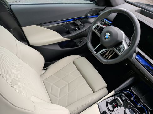 Used 2024 BMW 540i xDrive w/ Premium Package AWD/4WD image 34
