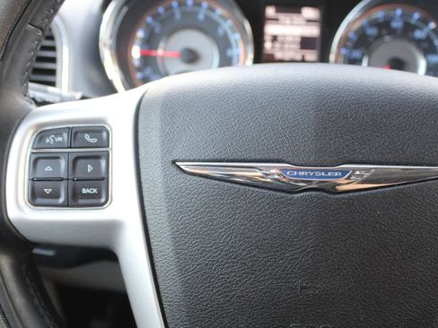 Used 2014 Chrysler Town & Country Touring FWD image 29