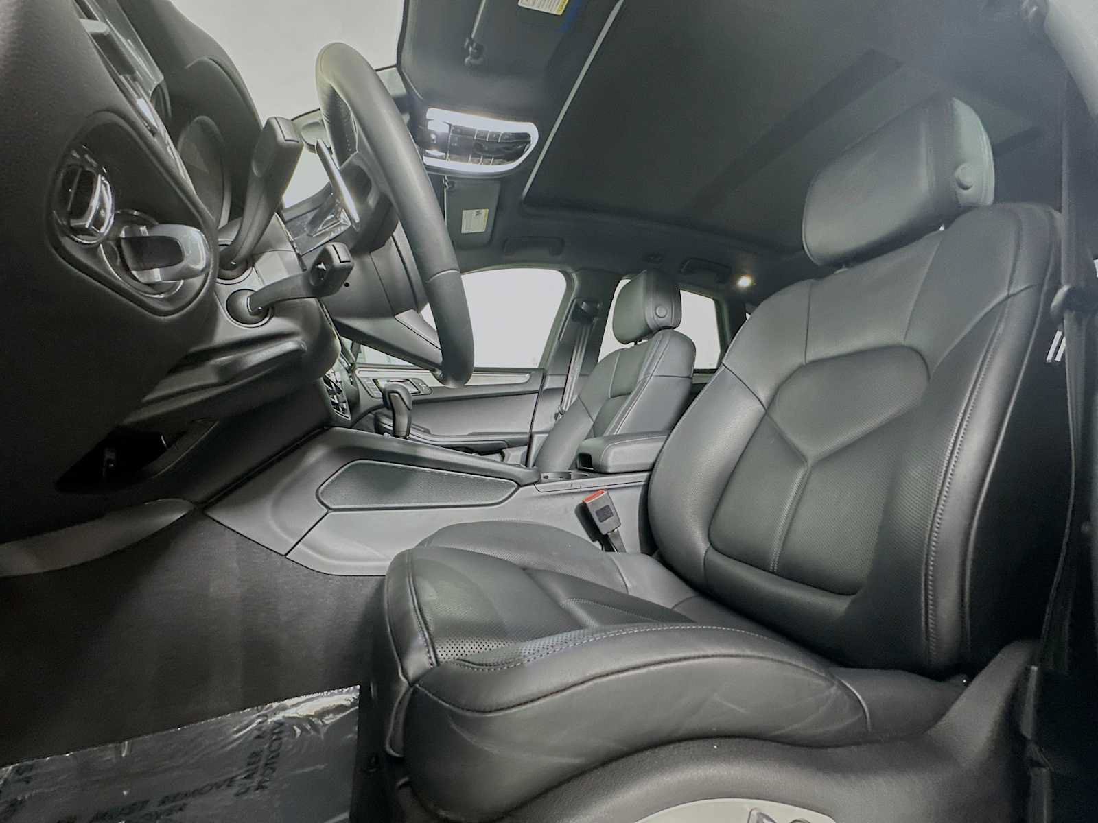 Certified 2026 Porsche Macan AWD/4WD image 5