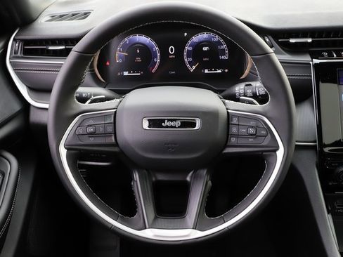 New 2025 Jeep Grand Cherokee Altitude image 21