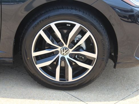 Used 2025 Volkswagen Jetta SE FWD image 3