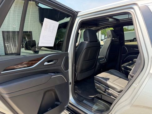 Used 2024 Cadillac Escalade Premium Luxury AWD/4WD image 16