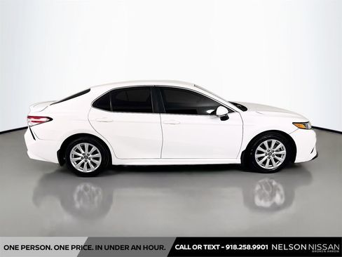 Used 2020 Toyota Camry SE FWD image 4