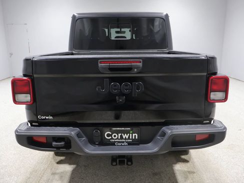 Used 2023 Jeep Gladiator Sport image 3