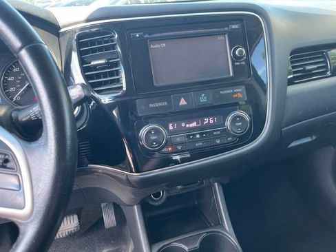 Used 2014 Mitsubishi Outlander SE AWD/4WD image 16