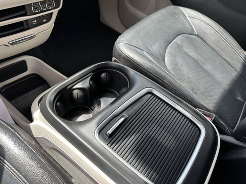 Used 2022 Chrysler Pacifica Touring-L FWD image 34
