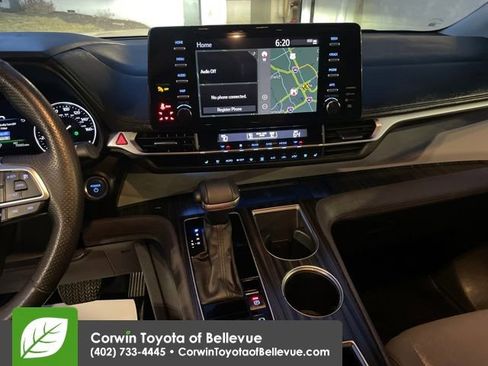 Used 2024 Toyota Sienna Limited image 17