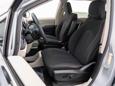 Used 2023 Chrysler Voyager LX image 17