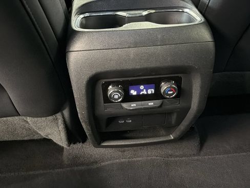 Used 2025 Chevrolet Traverse Z71 AWD/4WD image 16