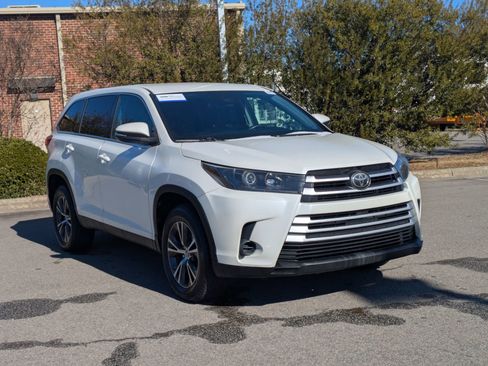 Used 2019 Toyota Highlander LE image 1