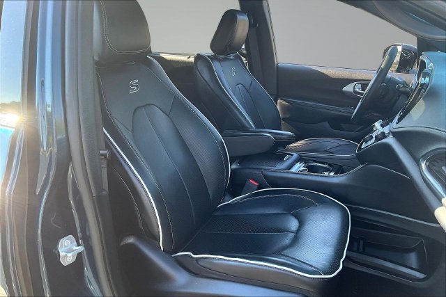 Used 2025 Chrysler Pacifica Limited FWD image 30
