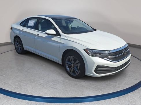 Certified 2023 Volkswagen Jetta SE FWD image 3
