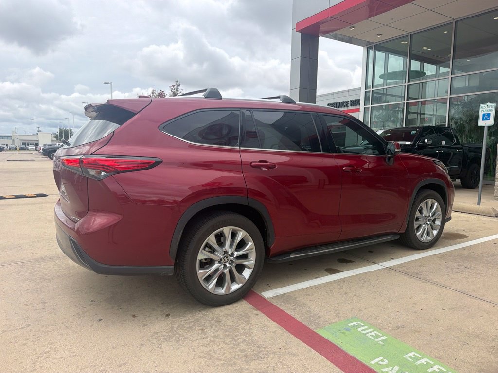 Used 2021 Toyota Highlander Limited FWD image 11