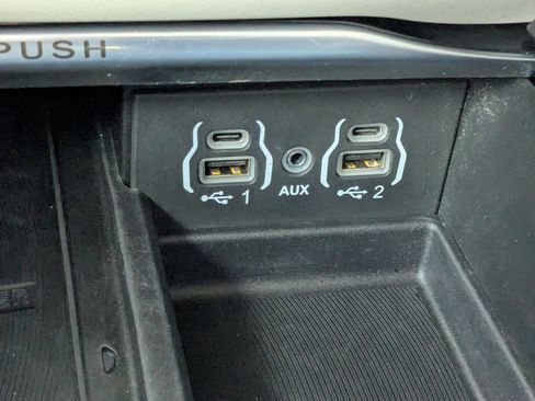 Used 2024 Chrysler Pacifica Limited FWD image 24