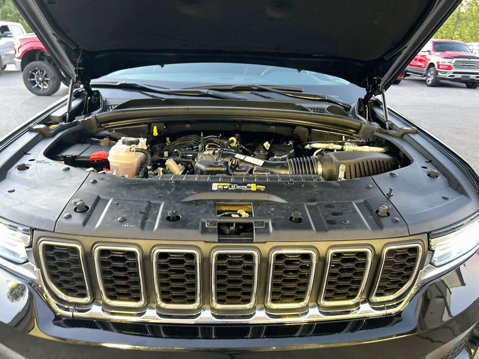 Used 2024 Jeep Grand Cherokee Laredo X w/ Trailer Tow Package AWD/4WD image 10
