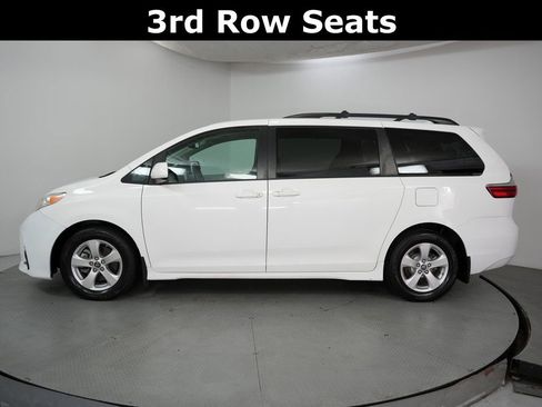 Used 2018 Toyota Sienna LE w/ Carpet Mat Package image 4