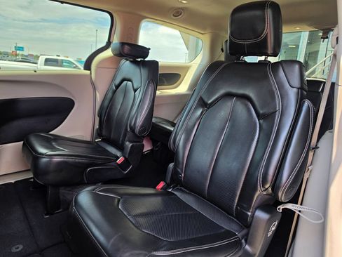 Used 2023 Chrysler Pacifica Touring-L FWD image 11