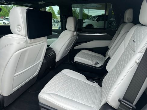 Used 2025 Cadillac Escalade V w/ LPO, ONYX Package image 7