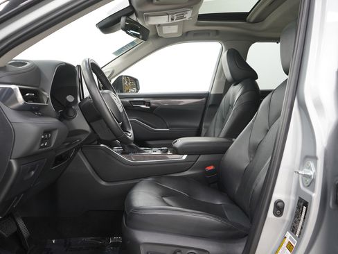 Used 2024 Toyota Highlander Limited AWD/4WD image 26