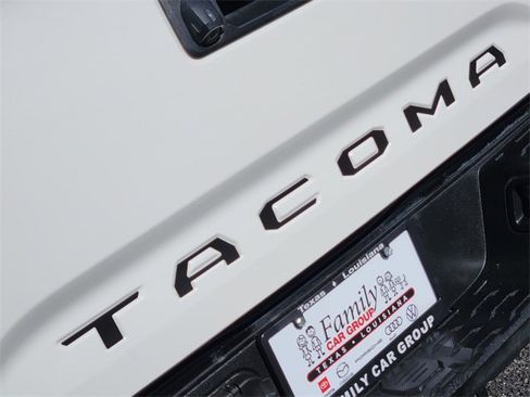 Used 2018 Toyota Tacoma TRD Sport image 8