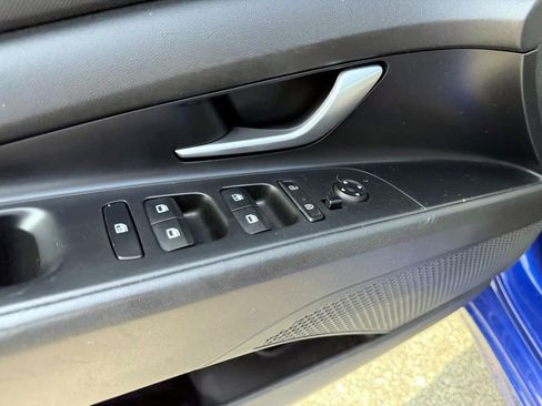 Used 2021 Hyundai Elantra SE FWD image 19