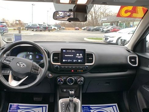 Used 2025 Hyundai Venue SEL image 21