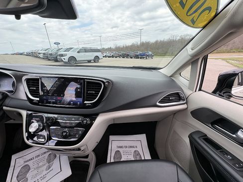 Used 2024 Chrysler Pacifica Touring-L FWD image 24