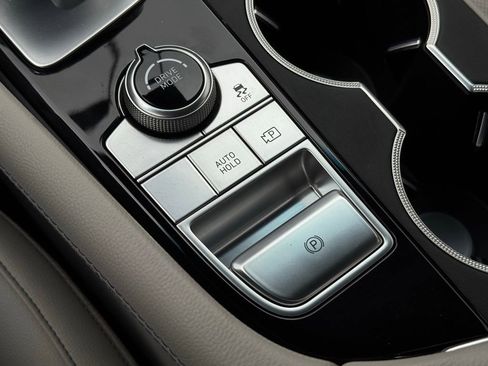 Used 2023 Genesis G70 2.0T image 32