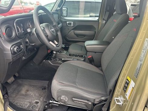 Used 2025 Jeep Wrangler Unlimited Rubicon w/ Convenience Group AWD/4WD image 5