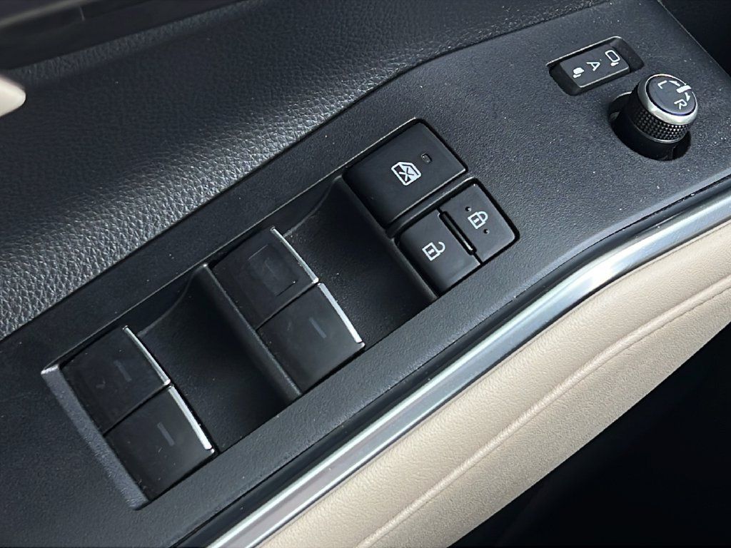 Used 2023 Toyota Highlander Platinum FWD image 19
